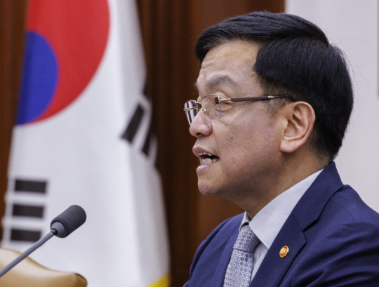 최상목 부총리 겸 기획재정부 장관이 26일 오전 서울 종로구 정부서울청사에서 열린 비상 경제장관회의에 참석해 자본시장 선진화 추진 방향 관련 설명을 하고 있다. [연합뉴스]